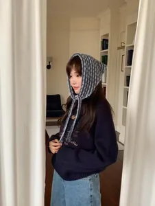 Elegante capucha de bufanda triangular de punto a rayas coreana para el otoño y el invierno.