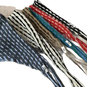 Elegantes bufandas triangulares de punto a rayas y pañuelos en varios colores para mujer