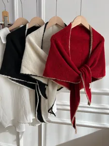Chales triangulares de punto de lana en negro, crema y rojo con bordes contrastantes