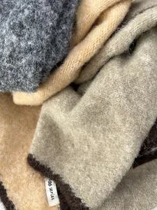 Bufandas de punto de lana suave con detalle de borde en contraste en tonos tierra cálidos