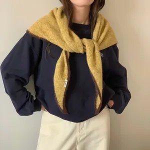 Elegante chal de lana suave con borde de contraste para un look acogedor de otoño invierno
