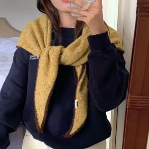 Bufanda triangular de punto de lana amarillo mostaza con borde de contraste café