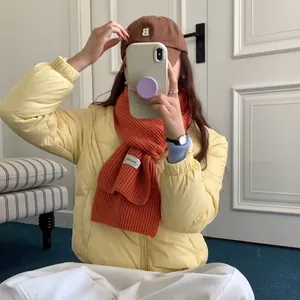 Elegante sciarpa invernale in maglia arancione per uomo e donna in un selfie allo specchio