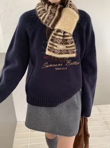 Vue détaillée d'une écharpe vintage en laine tricotée Fair Isle sur un mannequin