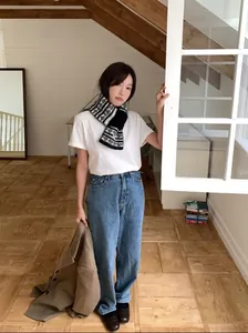 Détail d'une écharpe en tricot Fair Isle rétro portée par un mannequin en hiver