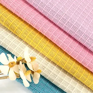 Détail macro de couches de tissu bouclé en tweed multicolore avec une petite fleur blanche