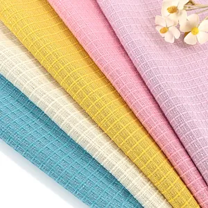 Gros plan d'échantillons de tissu tweed multicolore à texture tissée grossière