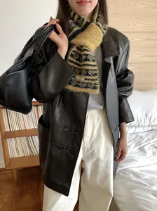 Écharpe en tricot à motif Fair Isle présentée dans une scène de style de vie d'automne vintage
