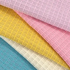 Détail macro de tissus en tweed multicolores montrant des textures bouclées tissées