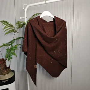 Elegante bruine gebreide sjaal van wolmix met kleurrijke pailletten voor de winter