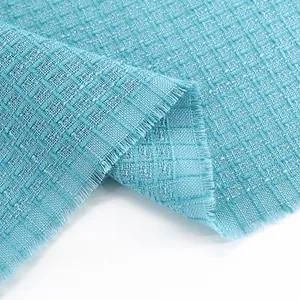 Vue macro détaillée d'un tissu bouclé en tweed bleu clair scintillant pour la mode