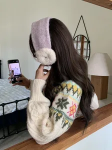 Gemütliche lila gestrickte Winter-Ohrenschützer mit cremefarbenem Plüsch im Schlafzimmer