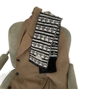Écharpe en tricot Fair Isle rétro noire et blanche avec étiquette 100% fait main