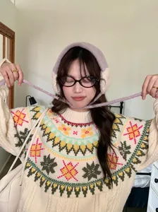 Gemütliche lila gestrickte Winterohrenschützer mit Kunstfellfutter und Schleife