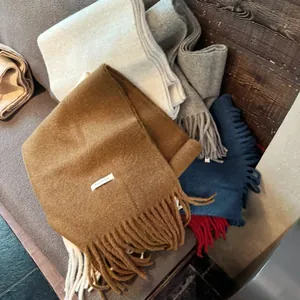 Colección de bufandas suaves de mezcla de lana en tonos tierra con borlas clásicas