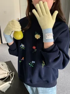 Gants en laine tricotée de style rétro coréen pour l'hiver portés par un mannequin tenant une poire