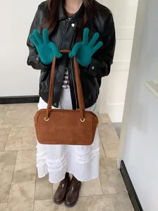 Detaillierte Makroansicht der petrolfarbenen Strickhandschuhe aus Wolle für den Winter