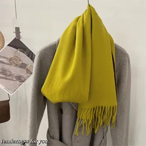 Détail d'une écharpe 100 % laine jaune moutarde avec extrémités à franges
