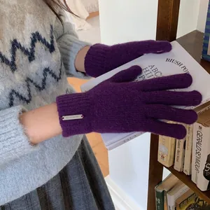 Warme lila Strickhandschuhe aus Wollmischung für Damen mit elegantem Metallanhänger