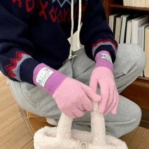 Gants en laine tricotés de style rétro avec design color-block rose et violet