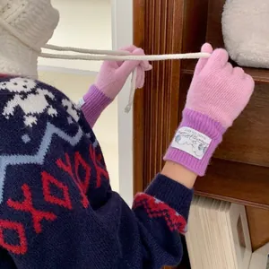 Gants en tricot de laine vintage rose et violet pour un hiver chaud et confortable