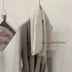 Détail rapproché d'une écharpe en laine australienne gris doux avec des franges