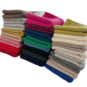 Piles d'écharpes colorées en 100 % laine australienne dans divers tons unis