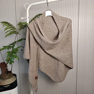 Elegante bruine gebreide sjaal van wolmix met glinsterende pailletten voor de winter