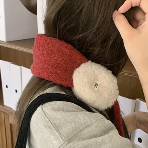 Gemütlicher gestrickter Winterohrenwärmer mit flauschigen Ohrenschützern für Damen.