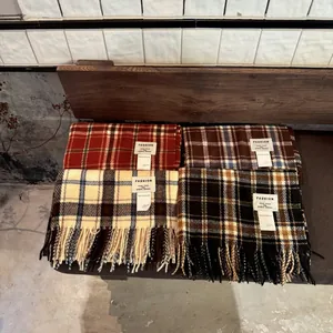 Lot d'écharpes à carreaux de style coréen chaudes en quatre couleurs sur un banc