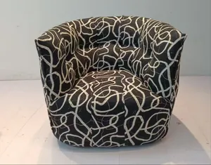 Primo piano di poltrona moderna con tessuto jacquard ciniglia astratto bianco e nero