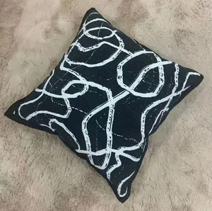 Primo piano dei dettagli della federa per cuscino in ciniglia jacquard astratta nera e bianca