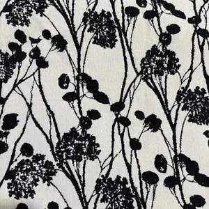 Dettaglio ravvicinato di tessuto jacquard in ciniglia bianco e nero con motivo floreale