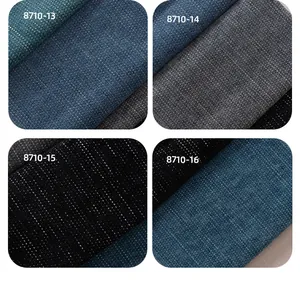 Primer plano de cuatro muestras de tela de chenilla texturizada en tonos azul y gris