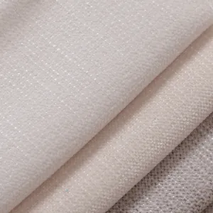 Detalle de tela de chenilla beige gruesa premium con suave textura de tejido a rayas