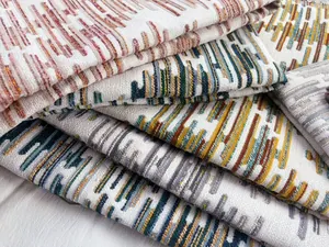 Primo piano macro di vari tessuti jacquard in ciniglia colorati con motivi a strisce