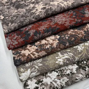 Vue détaillée de tissus jacquard vintage superposés aux motifs floraux et tons rustiques