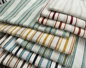 Nahaufnahme von gestapeltem Chenille-Stoff mit Jacquard-Streifen und reichen Texturen