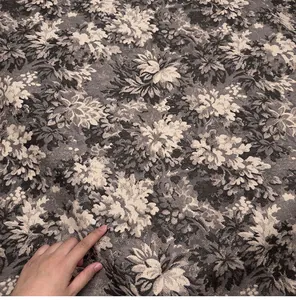 Gros plan sur un tissu jacquard floral vintage avec texture tissée détaillée