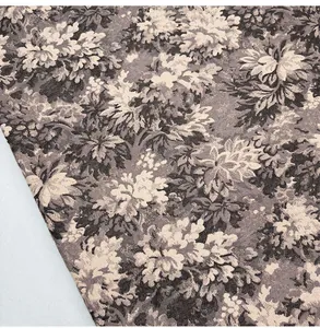 Gros plan sur un tissu jacquard vintage à motif floral et texture tissée