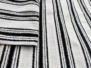 Detailansicht der weichen Textur von schwarz-weiß gestreiftem Chenille-Jacquard-Gewebe
