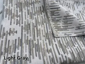Dettaglio ravvicinato del tessuto jacquard ciniglia grigio con motivo verticale