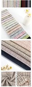 Close-up van verschillende kleuren en texturen van geruite chenille tweed stof