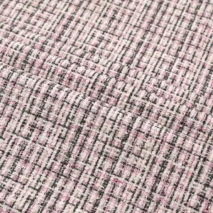 Close-up macro-opname van de textuur van roze en zwarte chenille tweed stof