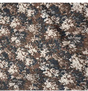 Gros plan d'un tissu jacquard floral vintage marron avec une texture très détaillée
