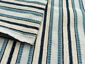 Detailaufnahme von gestreiftem Jacquard-Chenille-Stoff in Creme, Blau und Marine