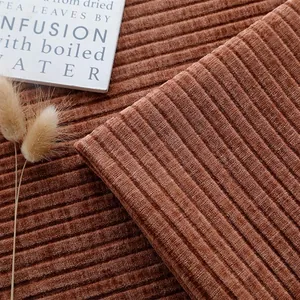 Macro-opname van terracotta chenille stof met verticale strepen en ribbeltextuur