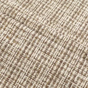 Detailopname van getextureerde chenillestof met bruin en crème ruitpatroon
