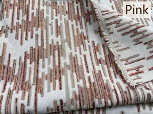 Primo piano del tessuto jacquard in ciniglia rosa con motivi astratti a strisce verticali per divano