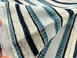 Detaillierte Makroaufnahme der hochwertigen, blau-weiß gestreiften Jacquard-Chenille-Stoffstruktur